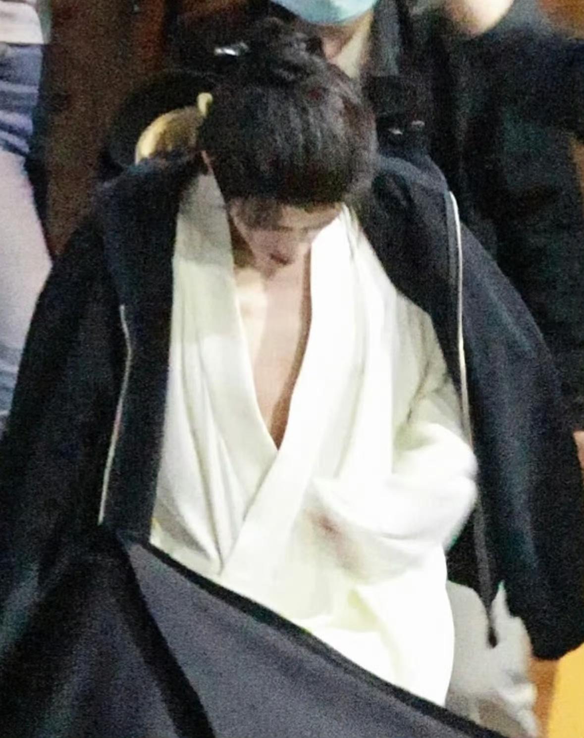 今天谢却山又要挨打了？天啊天啊，我看到了什么啊？深V白衣的谢却山，有人能懂吗？檀