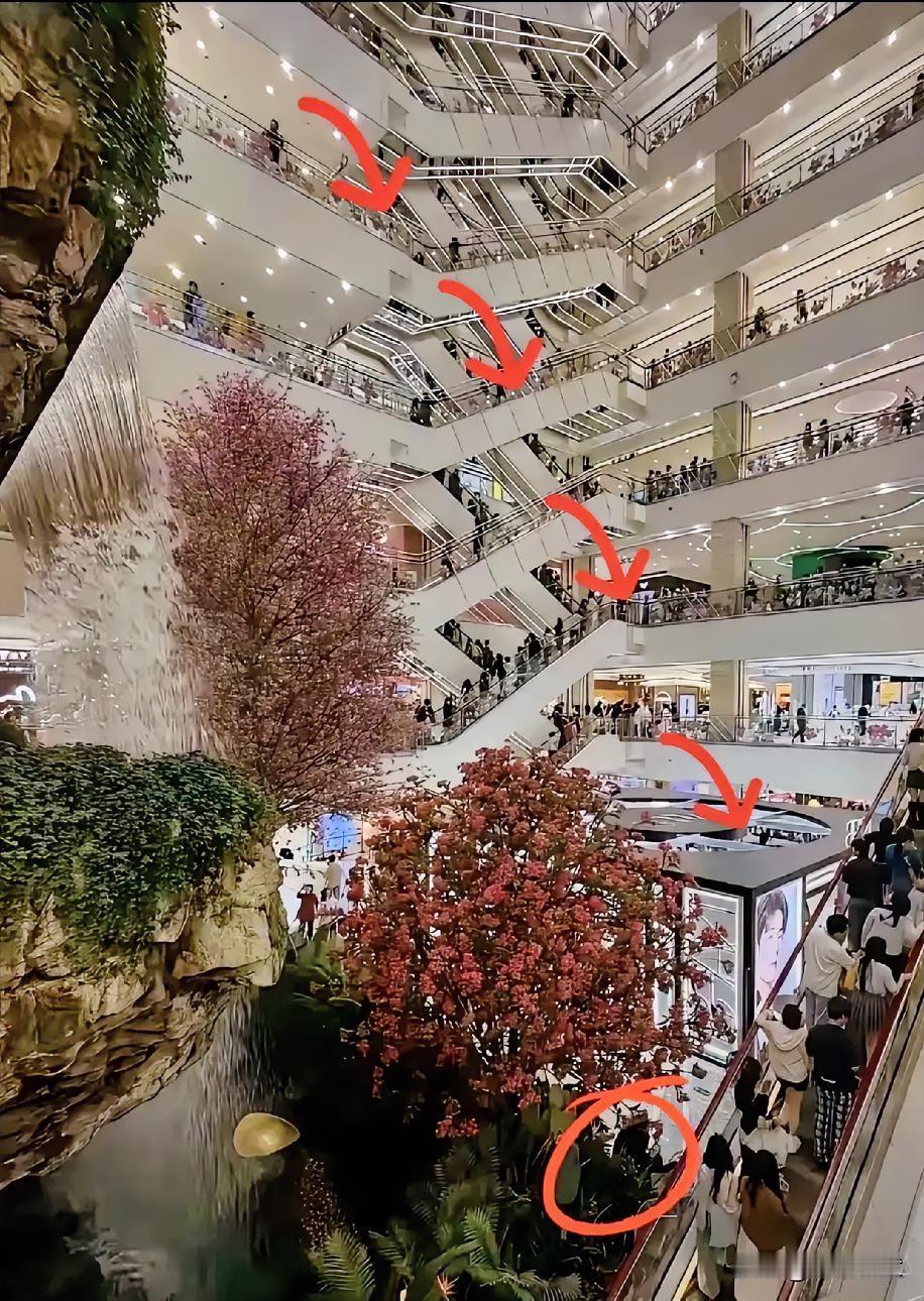 严总跳下去了西安赛格火了一个开店做到400家的老板就这样舍弃他的员工走了！