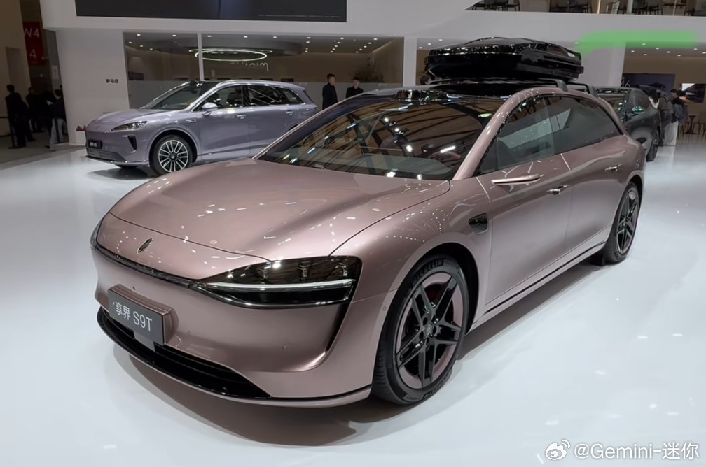 享界S9T出了全新的粉色车漆，轮毂也是车身同色的，但是组合起来总觉哪里怪怪的享界