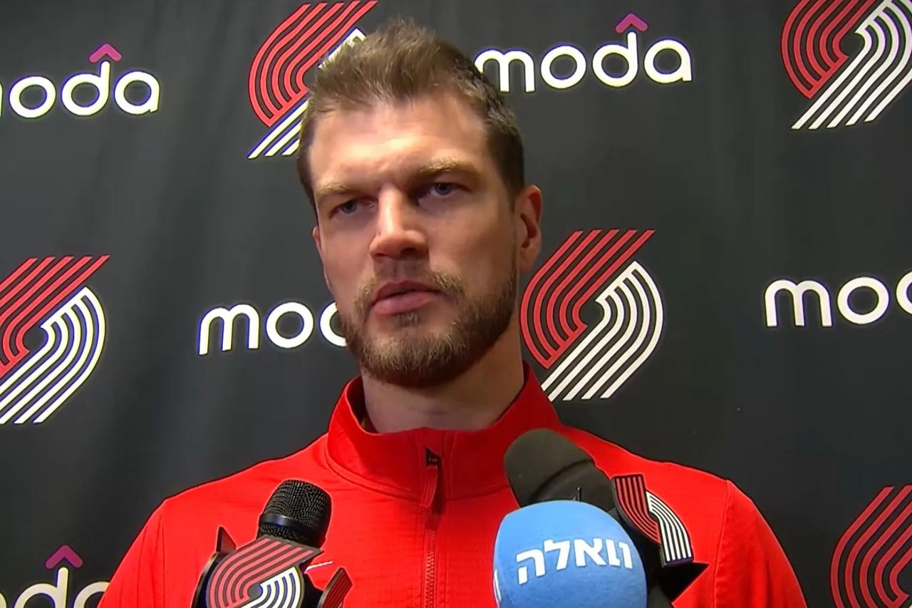 开拓者队主帅斯普利特赛后罕见表扬杨瀚森，认为其有一点进步很大！在惜败奇才队后，