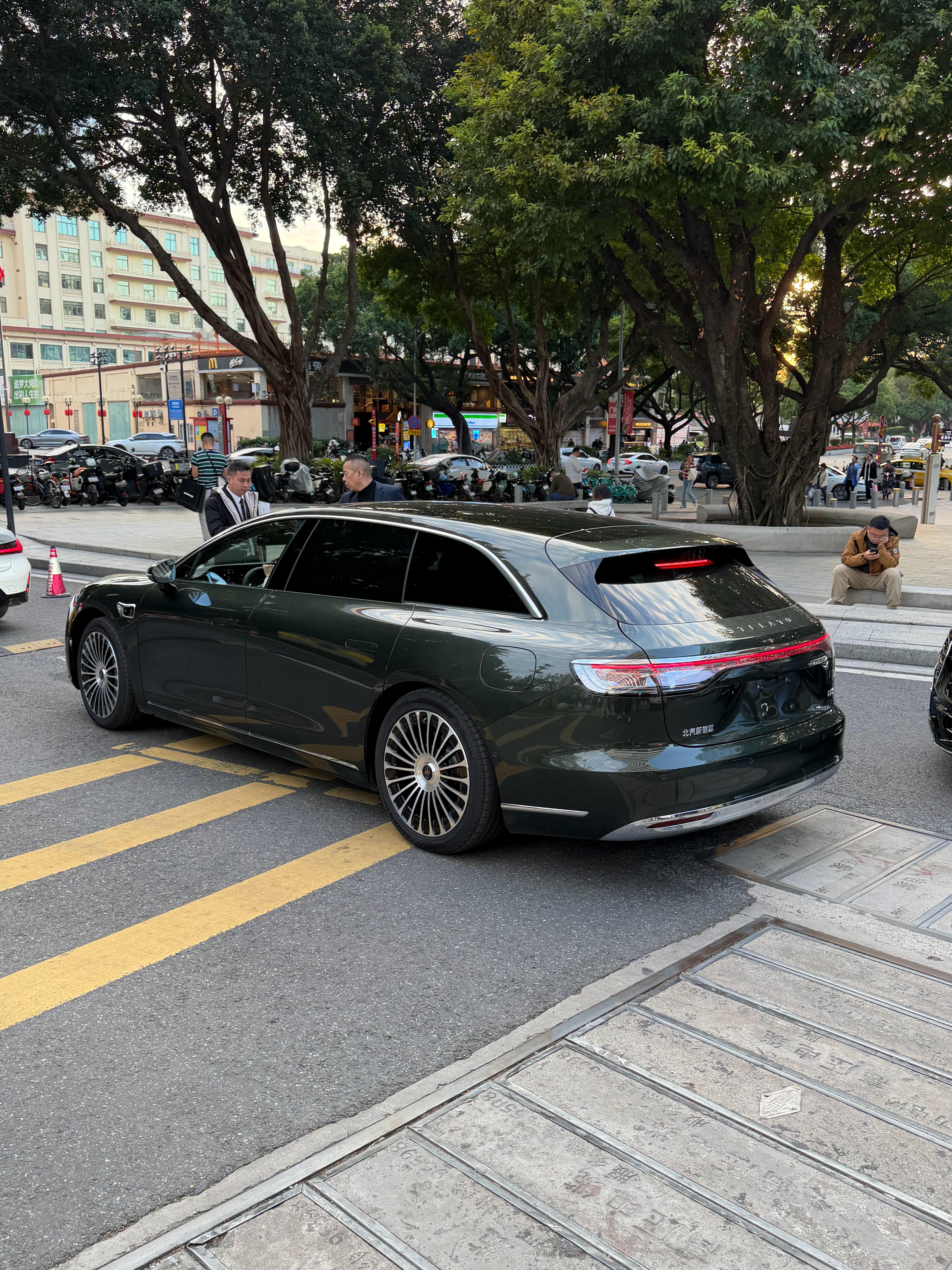 这次没有收到发布会的邀请但是我在奔驰xx科技创新日遇到了一台S9T。我超，这个