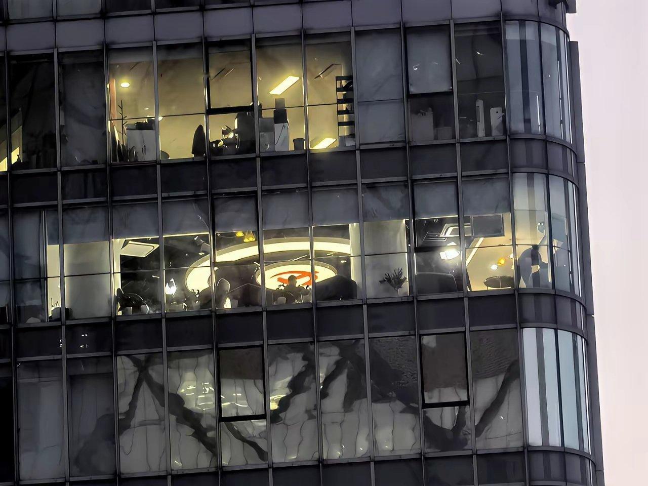 刚才刷到一张图，直接给我看乐了。坐标北京，普华永道大楼。那枚硕大的党徽挂在办公区