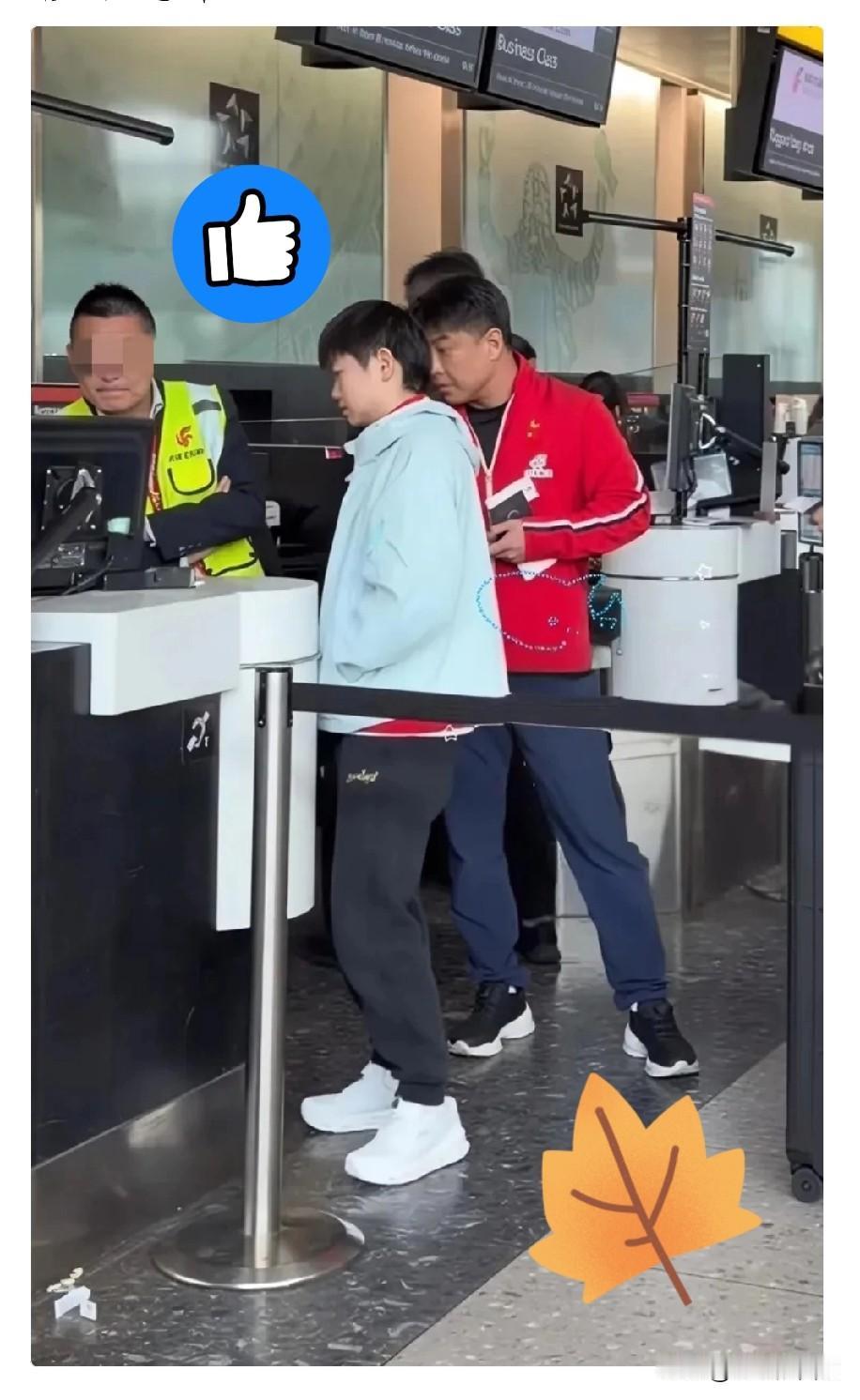 什么是一家人？这就是一家人！5月12日，国乒启程回国。在值机的时候，王皓全程陪