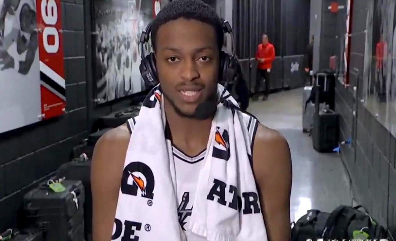 这赛季马刺的比赛，简直就是让对面玩“打地鼠”。对手总想着摁住一...