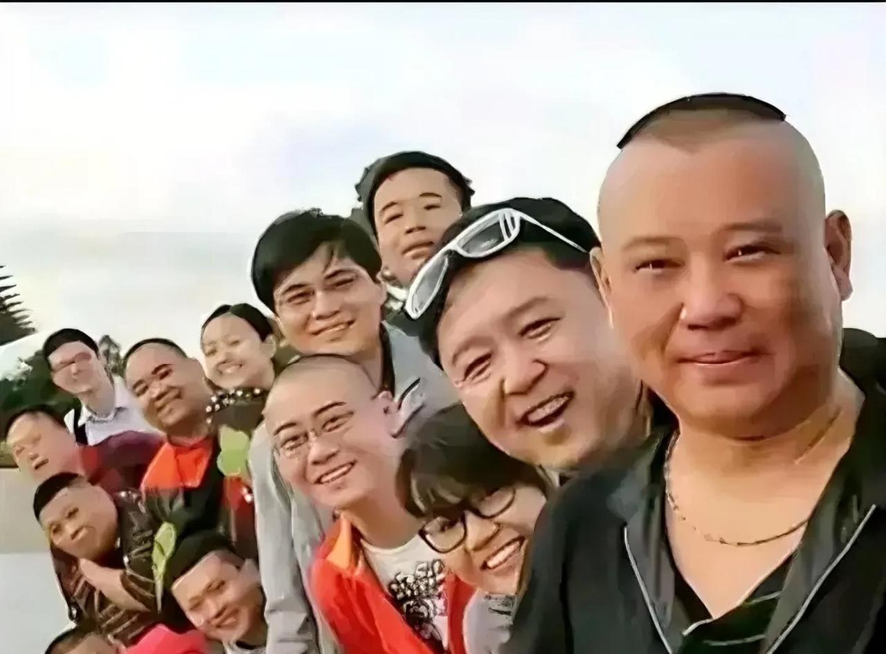 这是2009年德云社留下的集体珍贵合影照。前面是郭德纲，身后戴眼镜是于谦，还有高