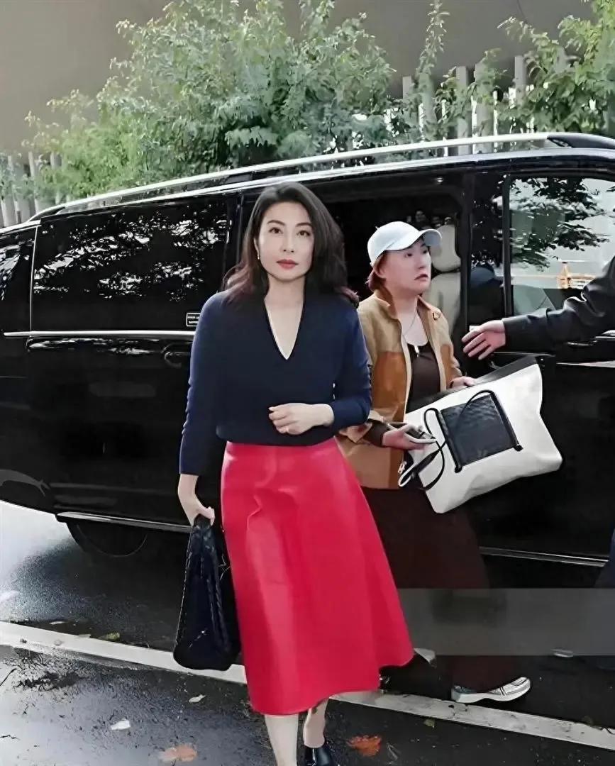 近日，郭晶晶在米兰时装周的惊艳亮相引发全网热议，连霍启刚都忍不住调侃“这还是我老