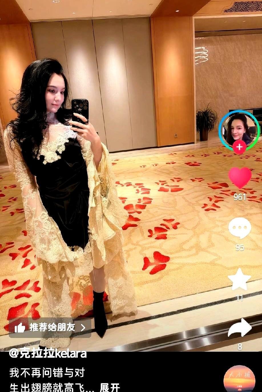 等了一年,与辉同行的年会照终于在小号里放出,紫瑶穿墨绿长裙,克拉拉走亮片西装路线