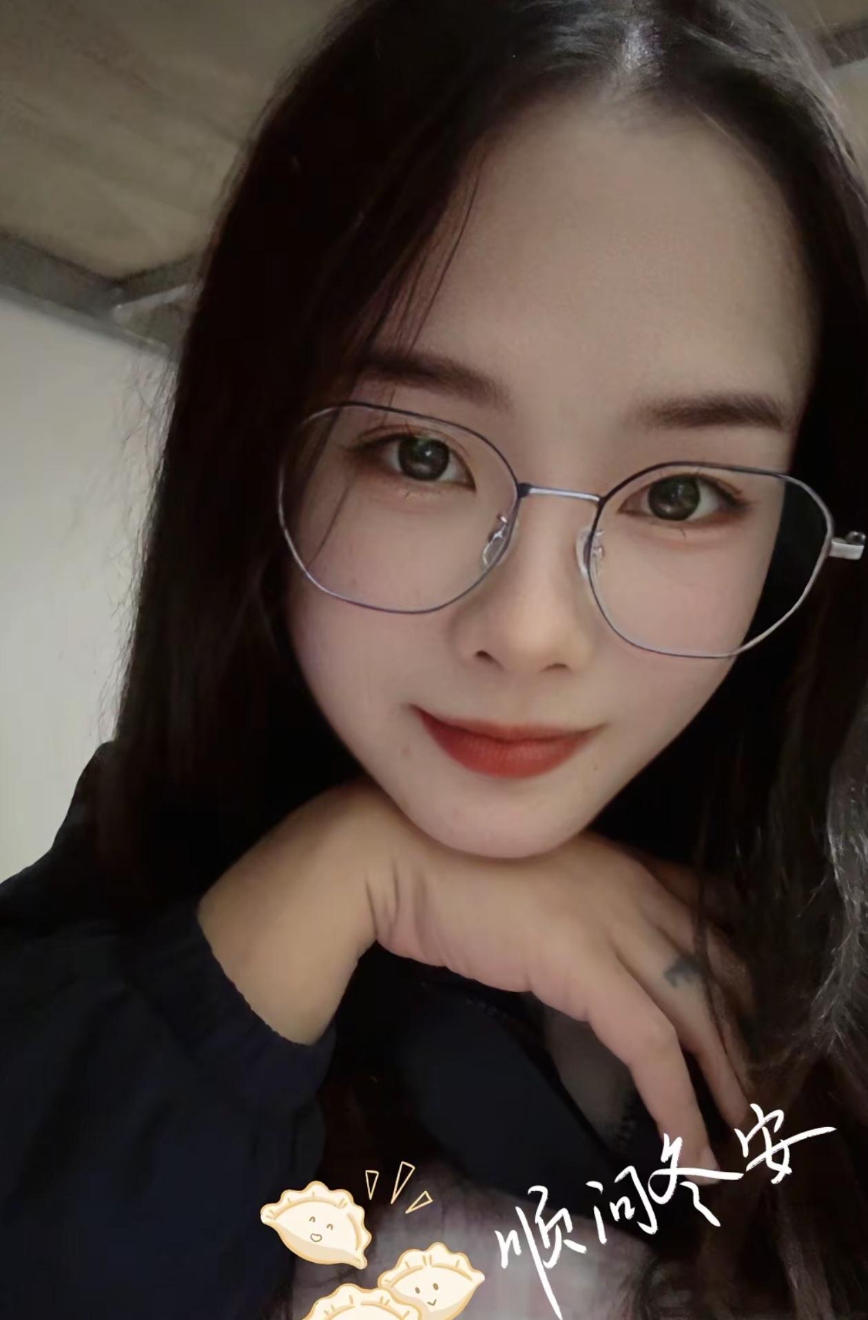 广西美女农露露去世，年仅33岁，被曝是在饮酒后出事的，此前在酒吧做酒水营销，最后
