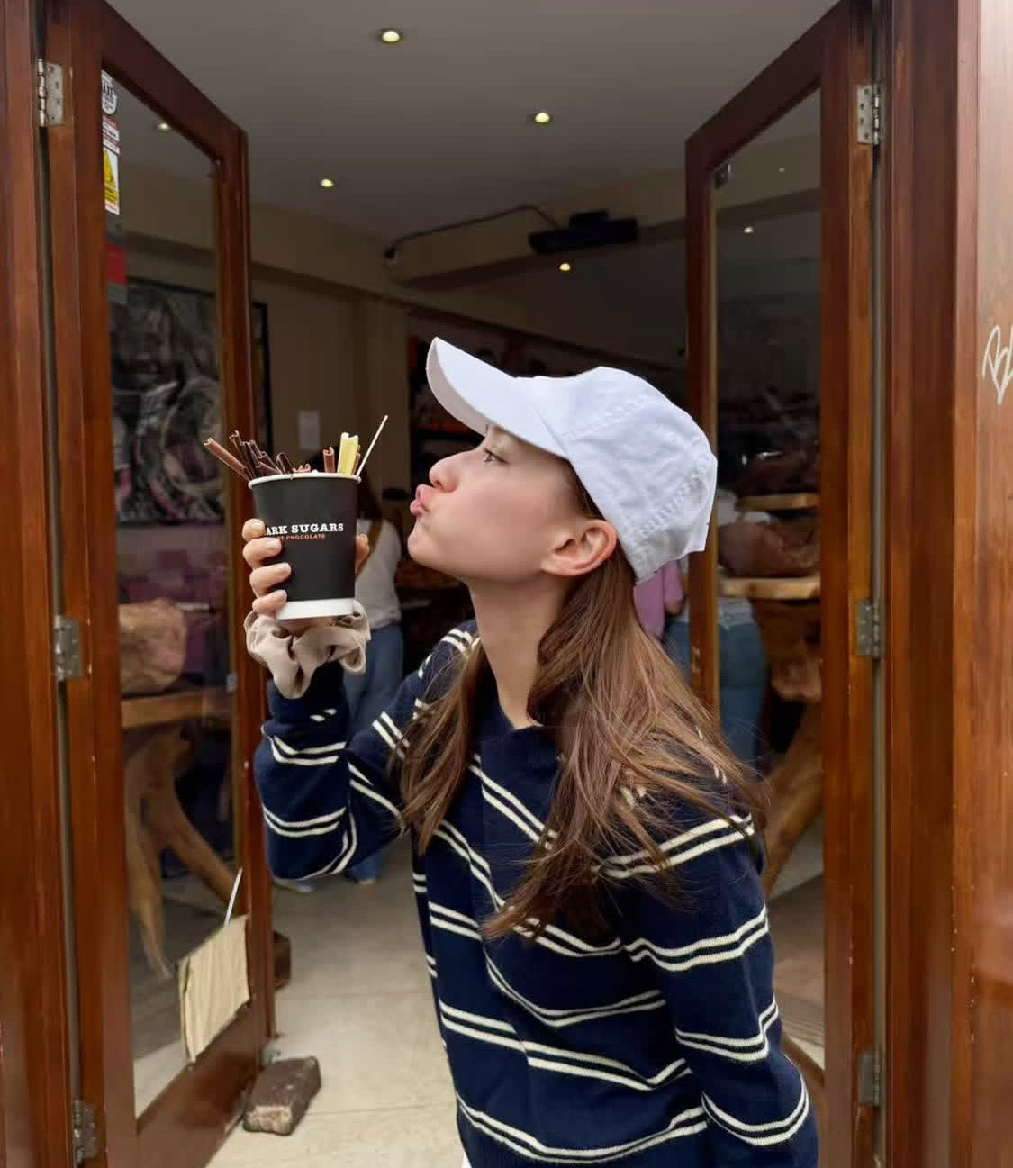 何超莲和友人在英国度假，狂炫美食。​​​
