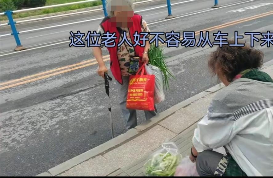 这样的老人出门，谁都害怕。这位老人估计也有80岁左右，白发苍苍，不过身