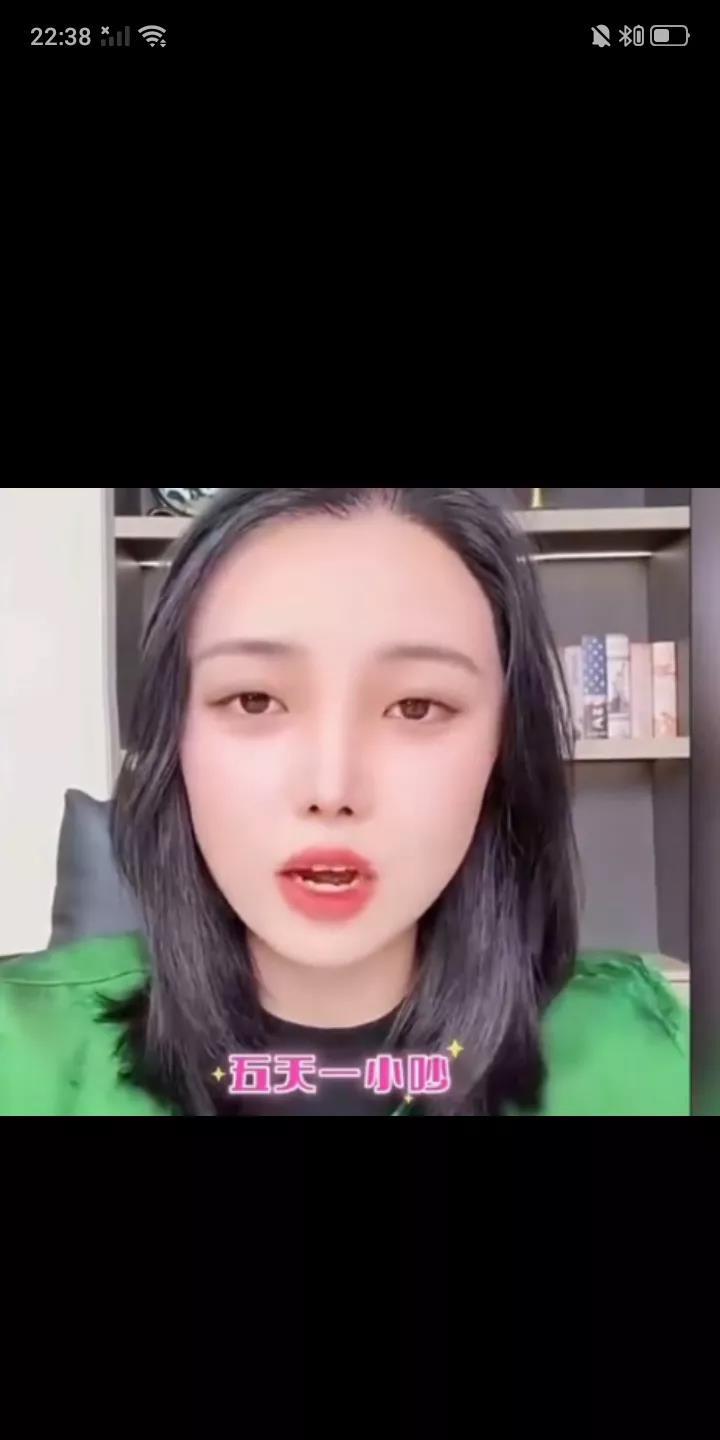 昨晚很久没有直播的本山弟子唐鉴军三婚妻子谢萍秀深夜开播，在直播间回复粉丝所谓小三