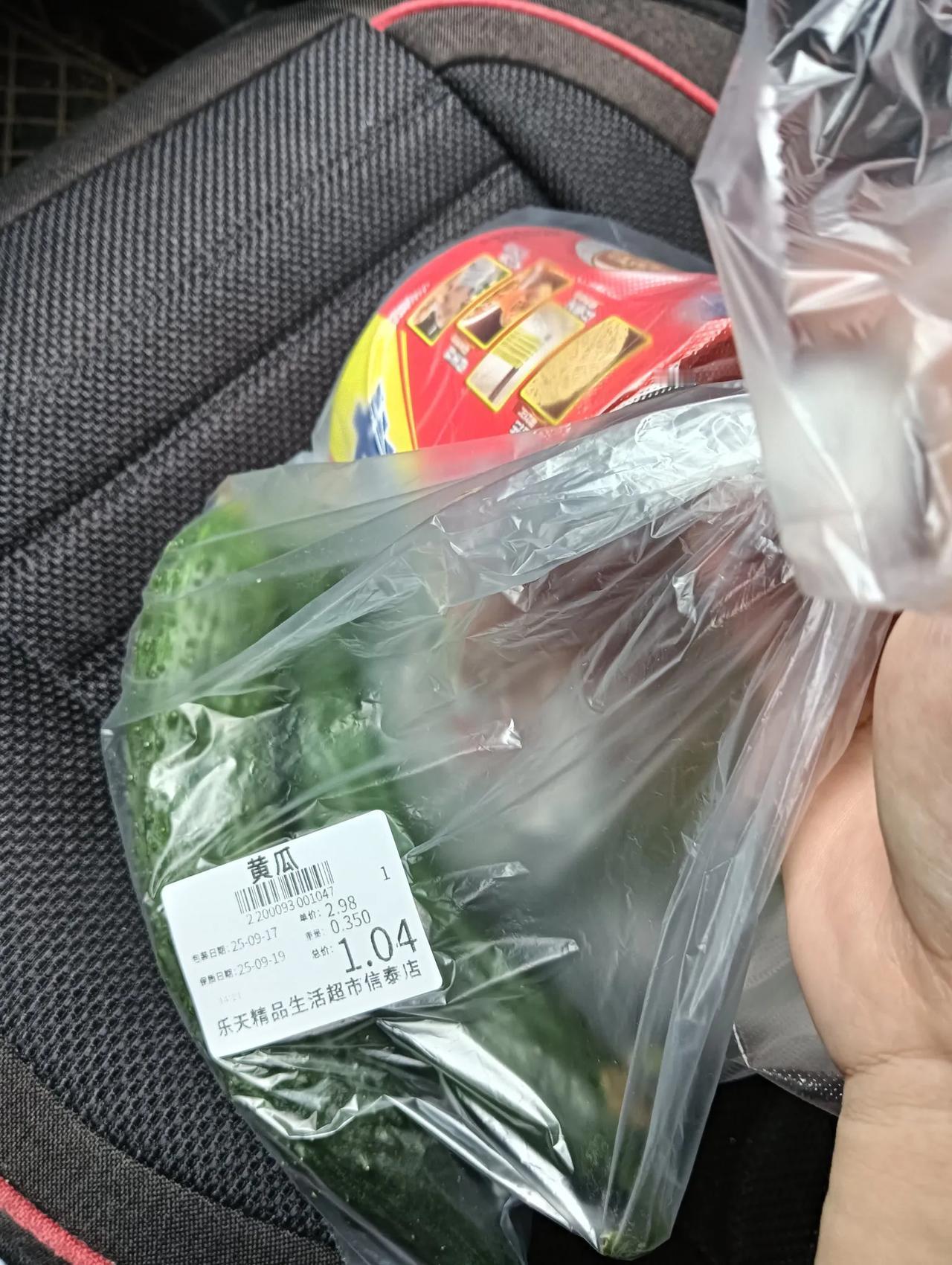 这几天的菜价还可以，平民可以吃得起！今天下午，送儿子上学回来，去了超市一