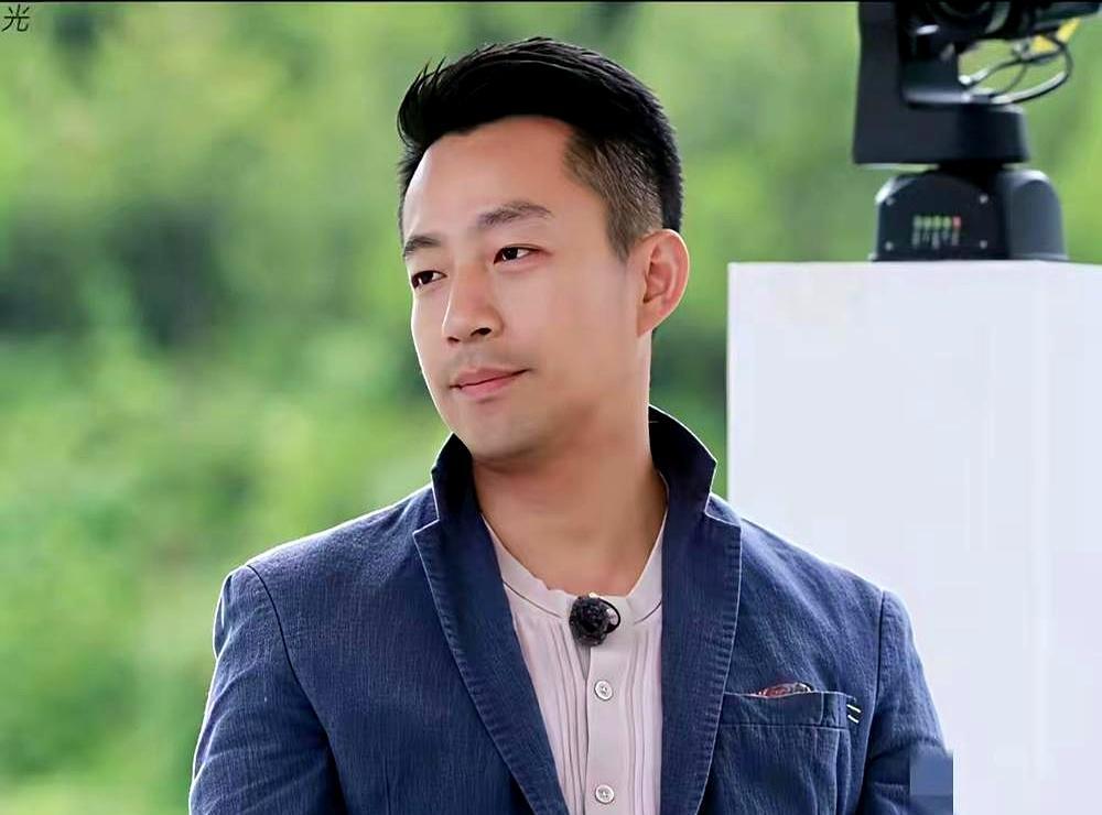 汪小菲当着直播间上万人的面，对着70岁的亲妈张兰破口大吼。张兰脸瞬间白得像