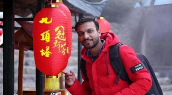 大批美国游客涌中国，回国直言中国远超美国！机场地铁高铁对比，差距肉眼可见