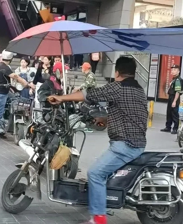 第一次到深圳宝安沙井地铁口看到这么多伸着手向我拉客的摩的，有种穿越回到老家小县城
