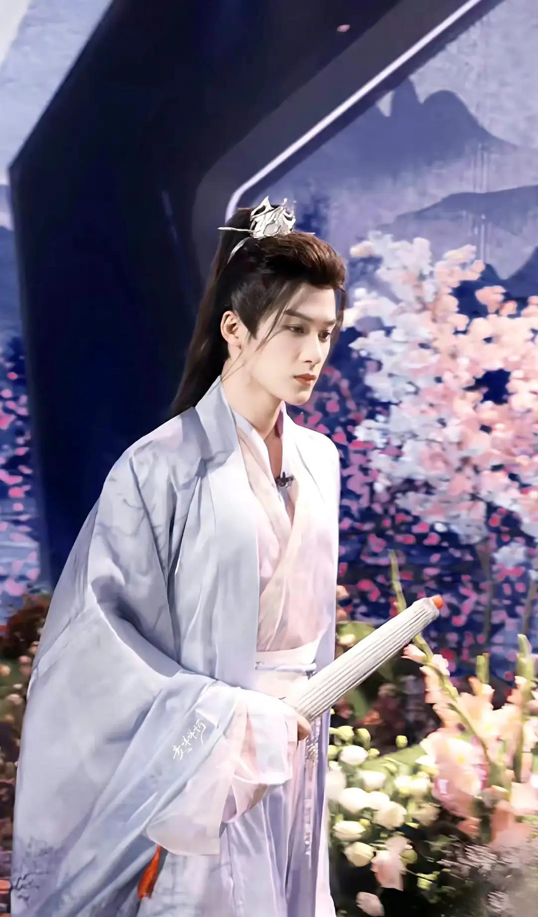 何不同舟渡没想到檀健次传个饼一些人反应比粉丝还大，说什么他不是演电影了怎么还回