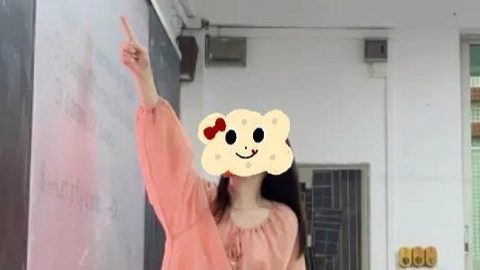 女老师穿“粉色套裙”被校长约谈后,委屈质问,家长:背影太透了