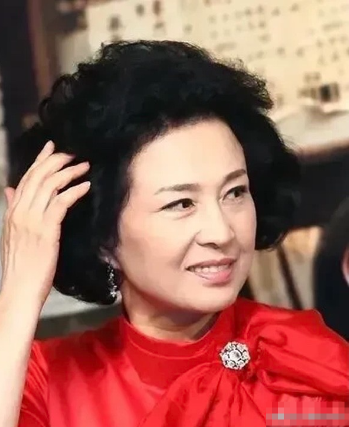 都是70多岁的女演员，她才是真正诠释了不医美，不染发，不美颜，依旧是岁月不败美人