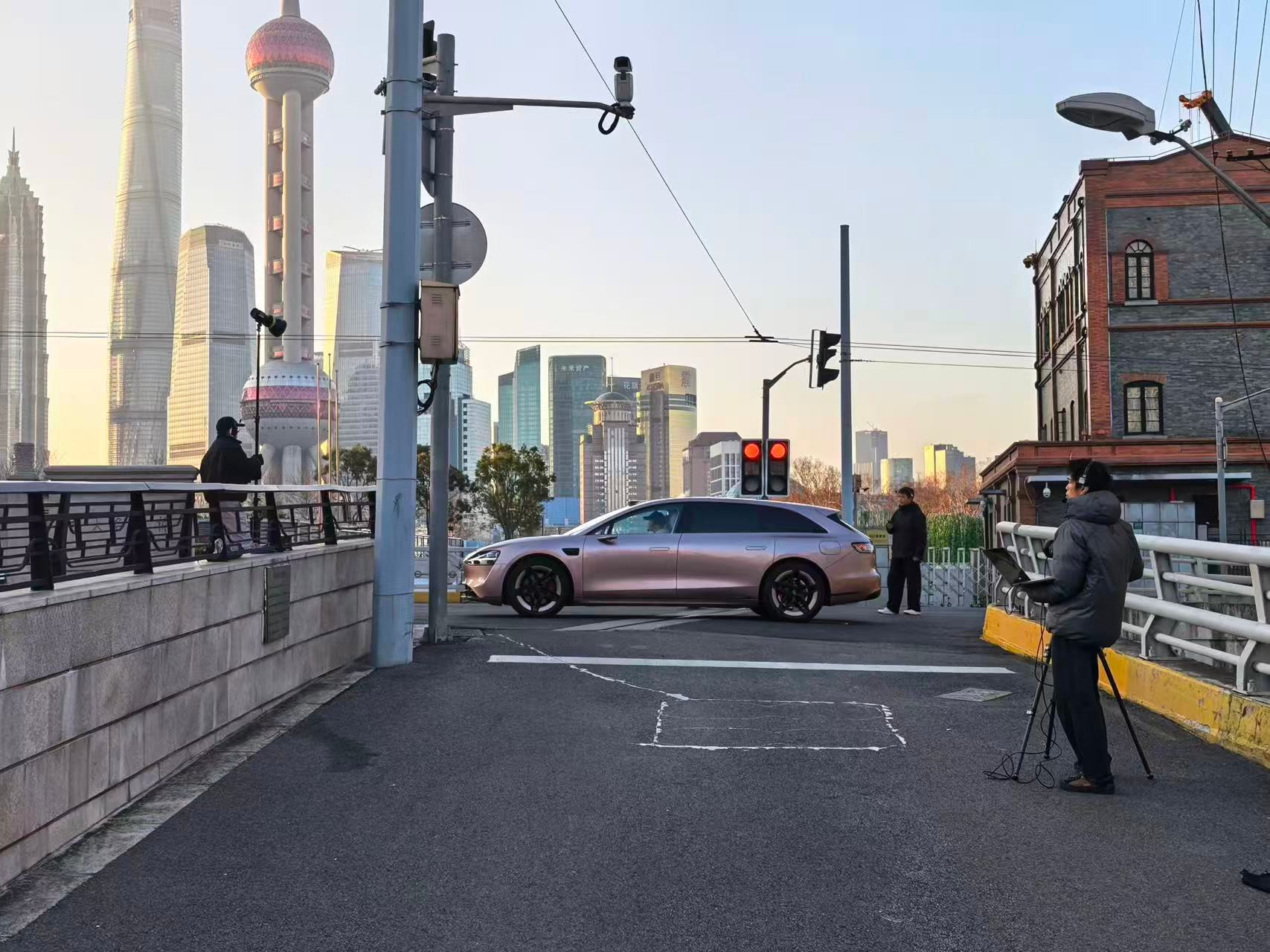 享界S9T粉色实车曝光大家是不是觉得享界S9T是男性专车，整个黑武士大黑轮圈，