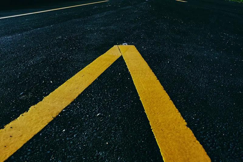 我不会笑话别人的缺点，笑话别人缺点的人，暴露的是自己的低层次。有些人嘲笑胖人、