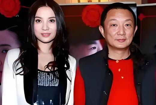 2007年，50岁的导演张黎爱上了27岁的宋佳，为了抱得美人归，他马上和刚生完孩