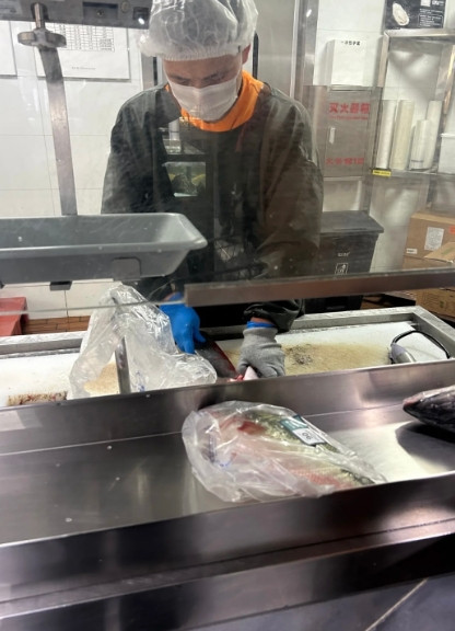 杀鱼姐”辞职了，去了郑州找工作，一个月过了也没找到合适的。回到许昌后在菜市场上摆
