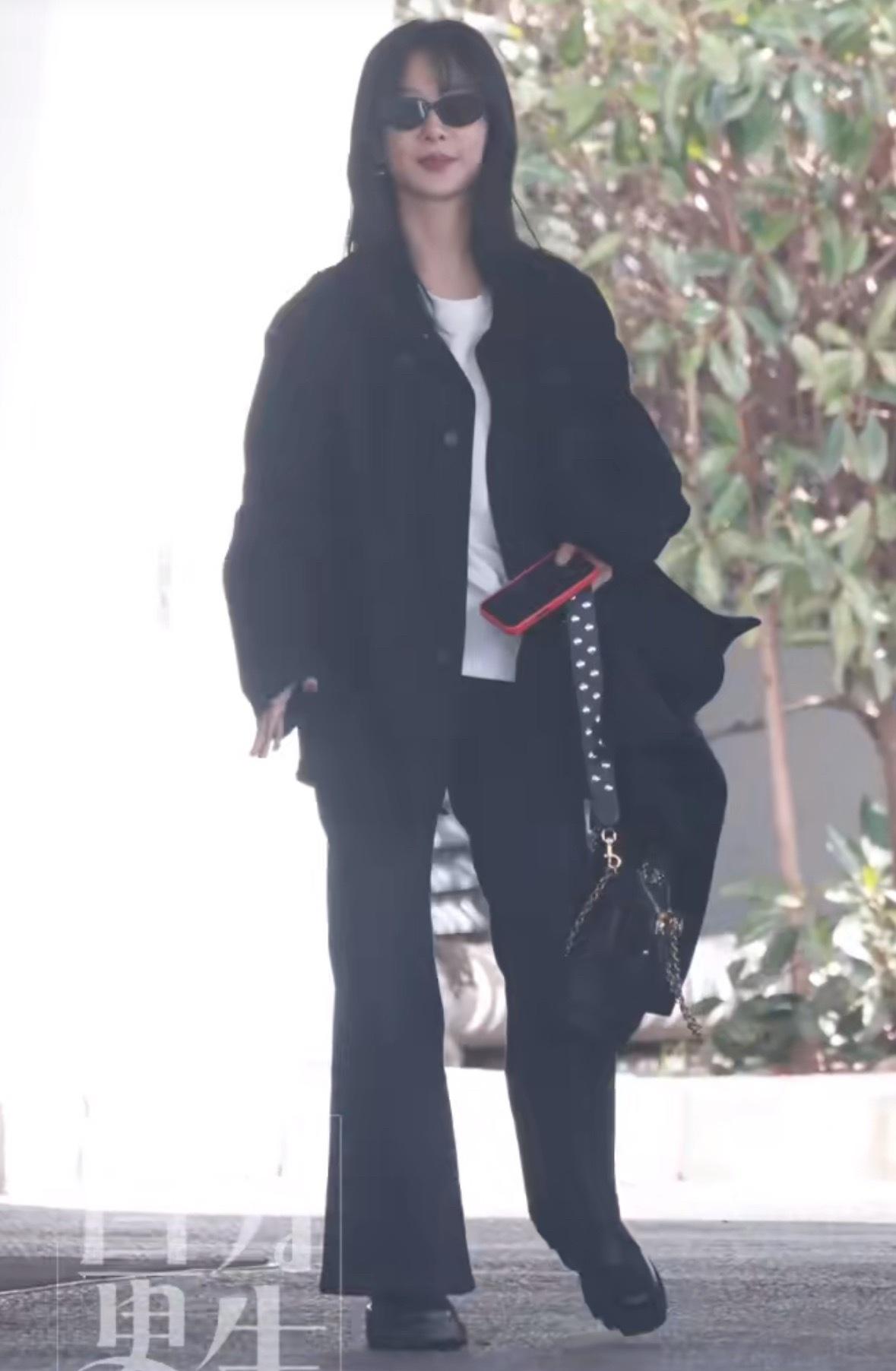 杨紫最近瘦得让人心疼！机场路透照里，她双腿细得像竹竿，整个人薄得像张