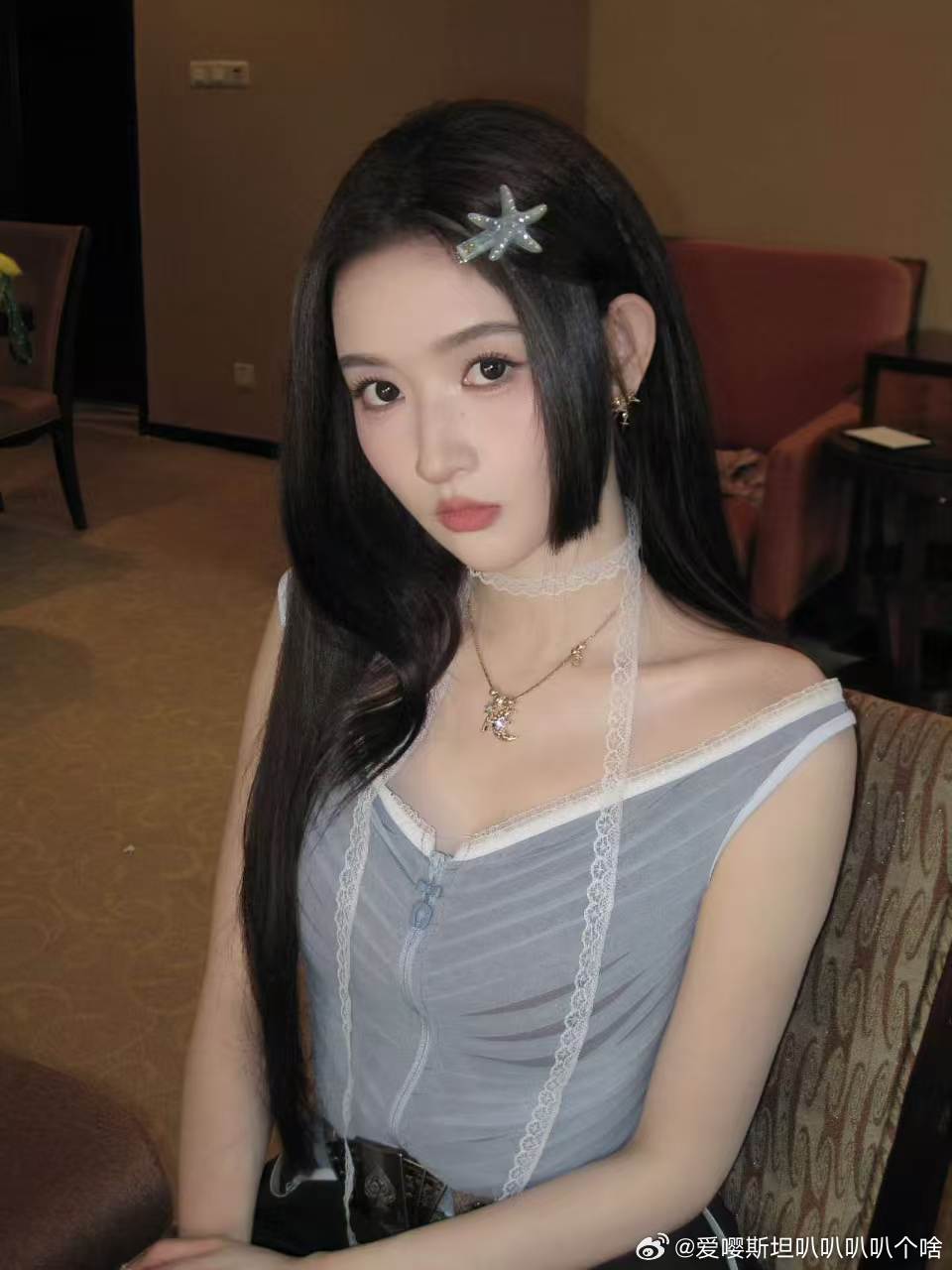 王玉雯人尴尬的时候会很忙王玉雯白得发光了王玉雯在成都太美了，又白又高又瘦人群中