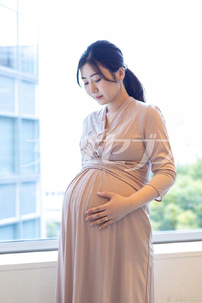 福原爱泡温泉时发现怀孕据日媒，福原爱是在一次温泉旅行中发现怀孕，她闻到硫磺味突