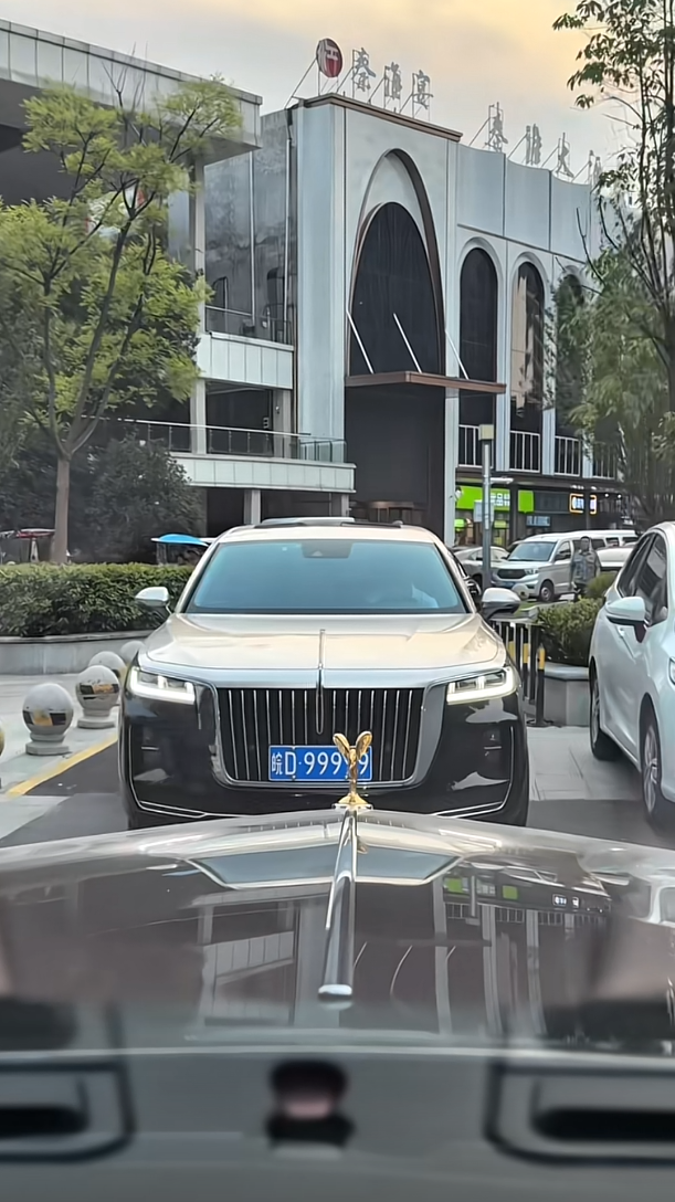 大哥你先走小的给你让路