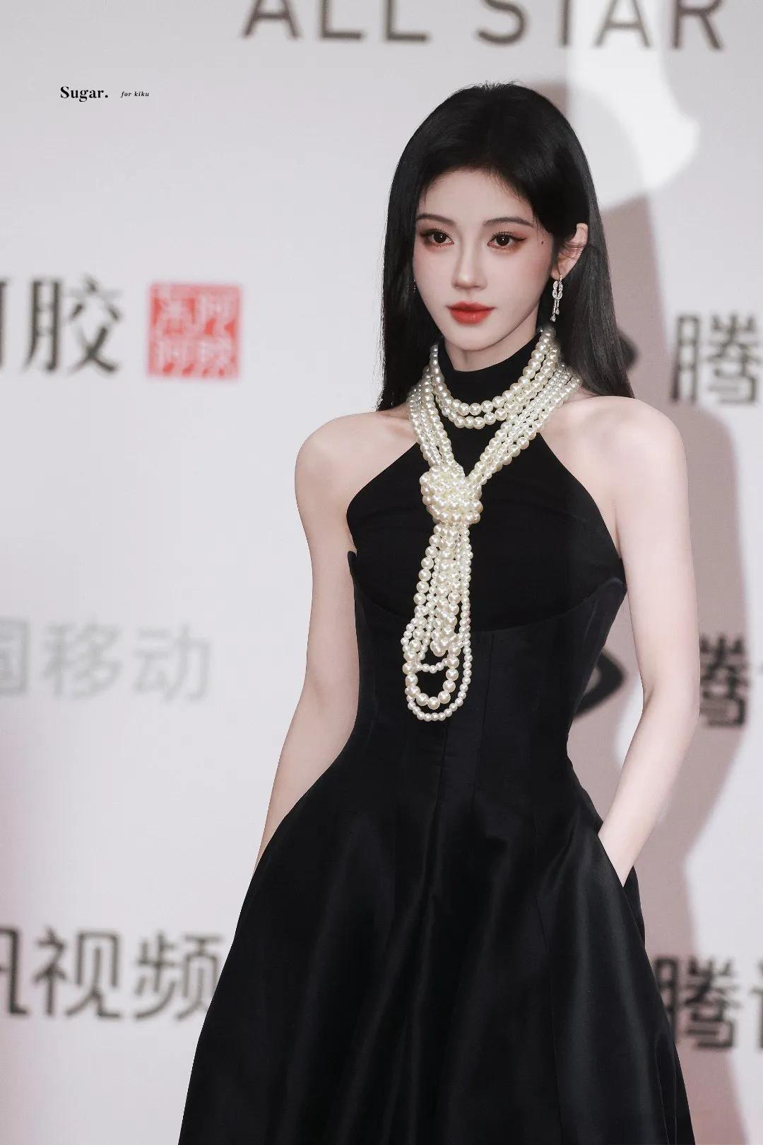 鞠婧祎真的是美貌与气质并存的典范！她1994年6月18日出生，在很多人眼里魅力十