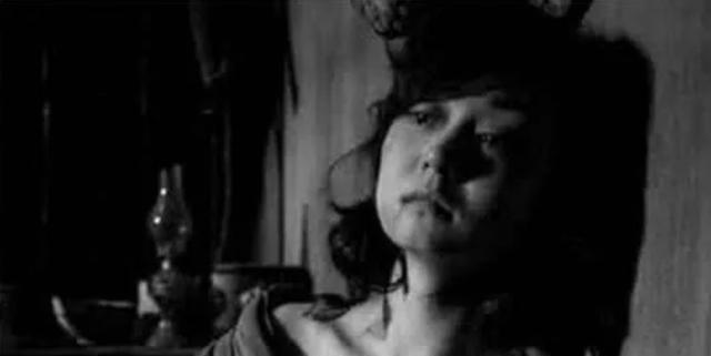 1937年，一女人抱着孩子躲在芦苇荡，不料被日军发现了，顿时扑向她，女人抵死不从