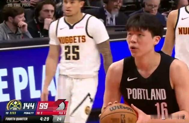 杨瀚森罕见4罚不中，镜头给到了斯普利特！随后又连得4分，中圈勾手命中，➕一个造犯