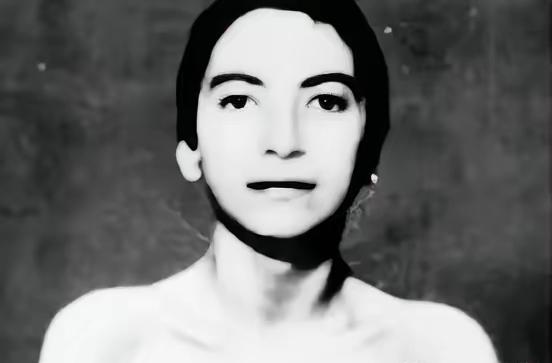 1942年，纳粹集中营内拍摄了一张令人不忍直视的照片，照片当中的犹太女被关在笼子