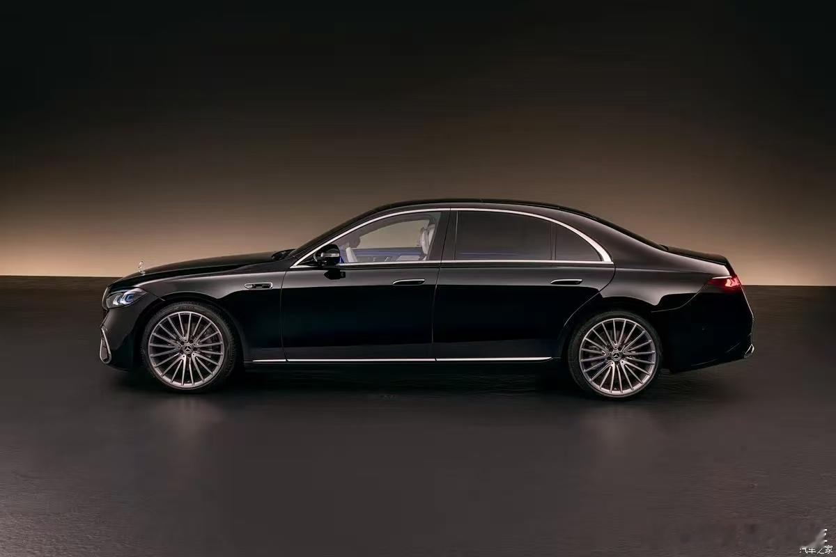 老蒋原创奔驰S级（223）的中期大Face车型，改动不小。外观看着还是很舒服的