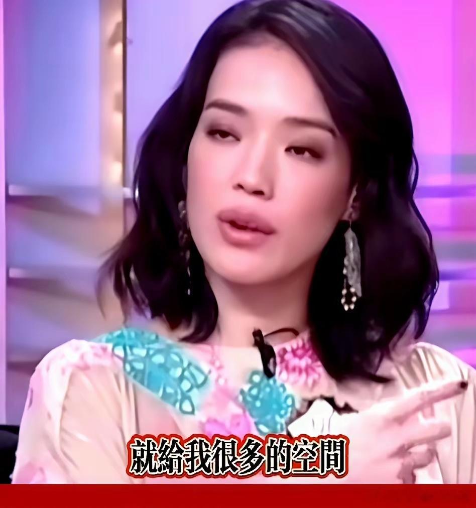 舒淇这段采访信息量好大！​当年主持人问她王晶是好人坏人，她直接说“好人”，还提到