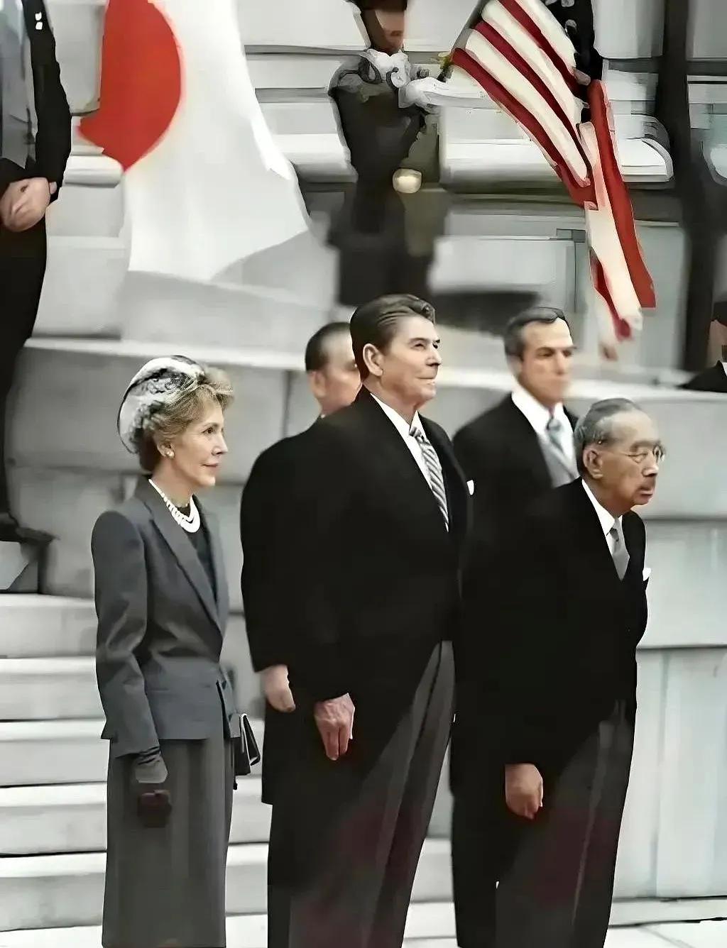 日本人拍摄的裕仁天皇，年轻时一身戎装，甚至有点威风。即使老年时的裕仁，也是身材挺