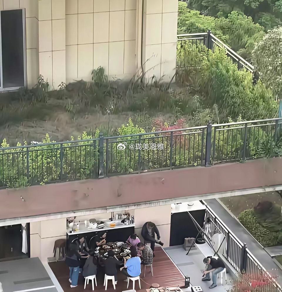 楼上都成荒野了楼下也不害怕