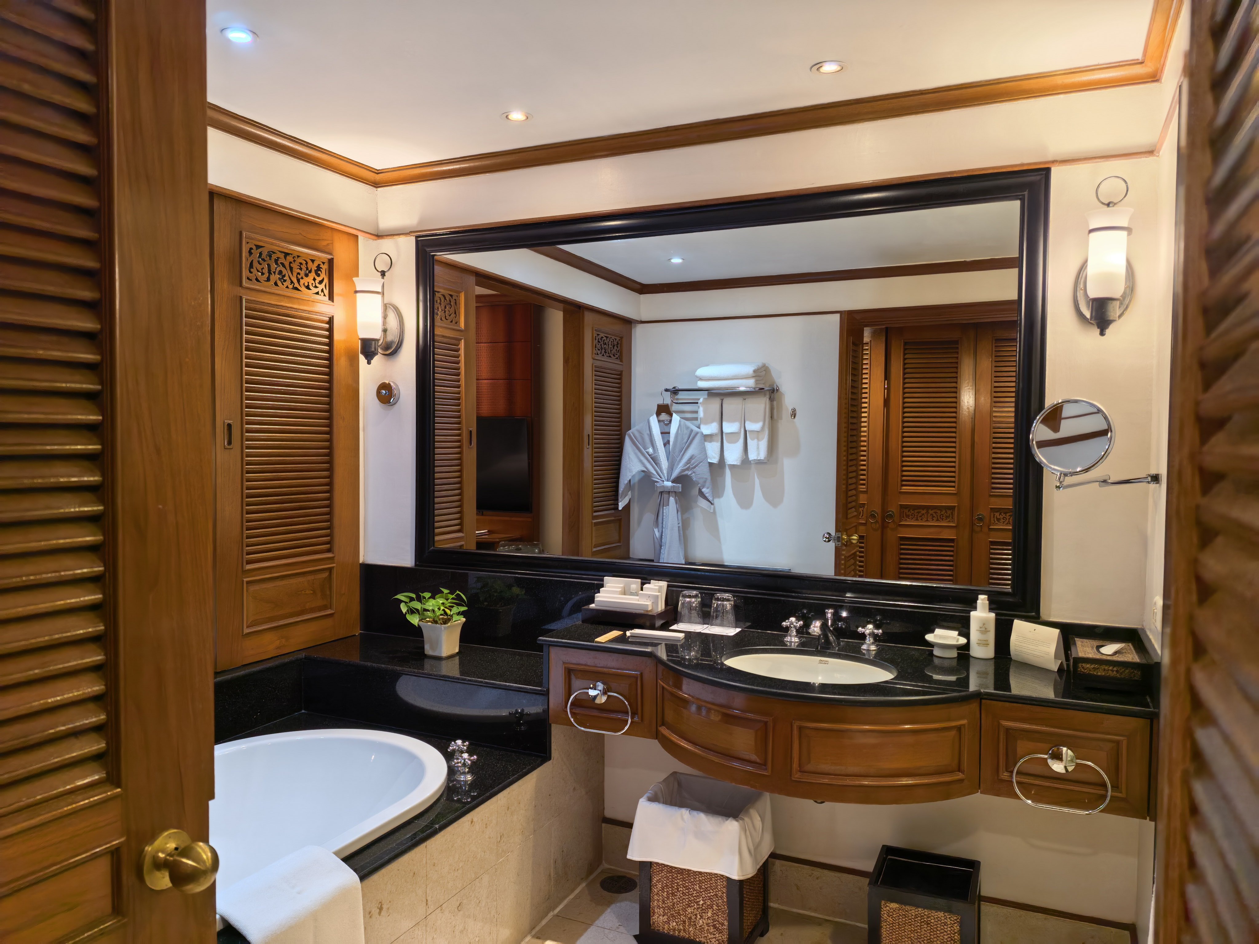 现在酒店行业不好做，很多都在降本。就比如有的酒店一张床只配一个枕头。今天住普吉岛