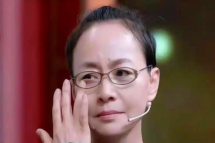 “她当场删了章子怡微信！”后台灯一闪，宋丹丹手指啪一下按住红色删除键，屏幕