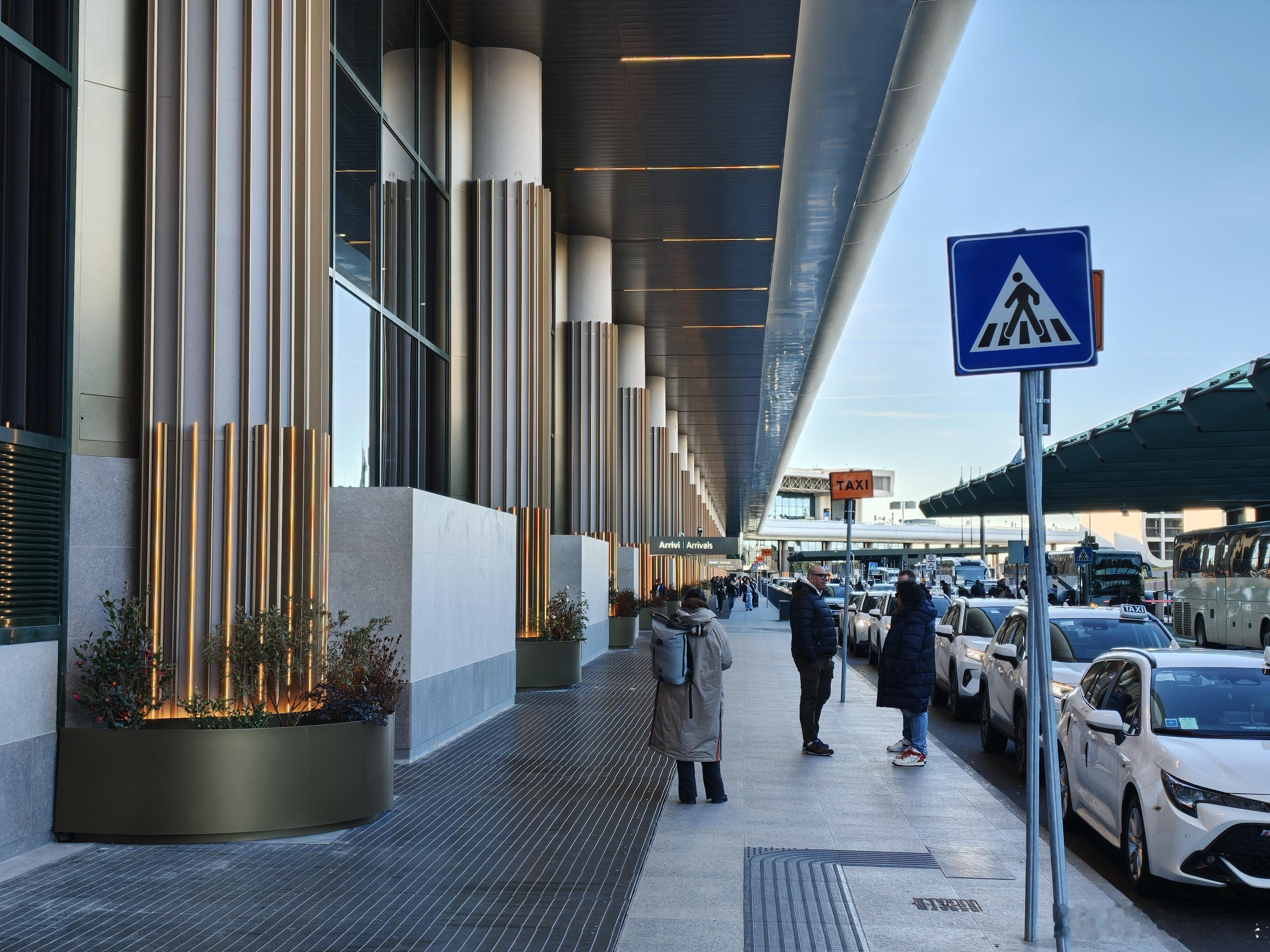 刚出机场，就被出租车友好了旅行版的小丰田太舒适了丰田当出租，警务还得是坐地炮米兰