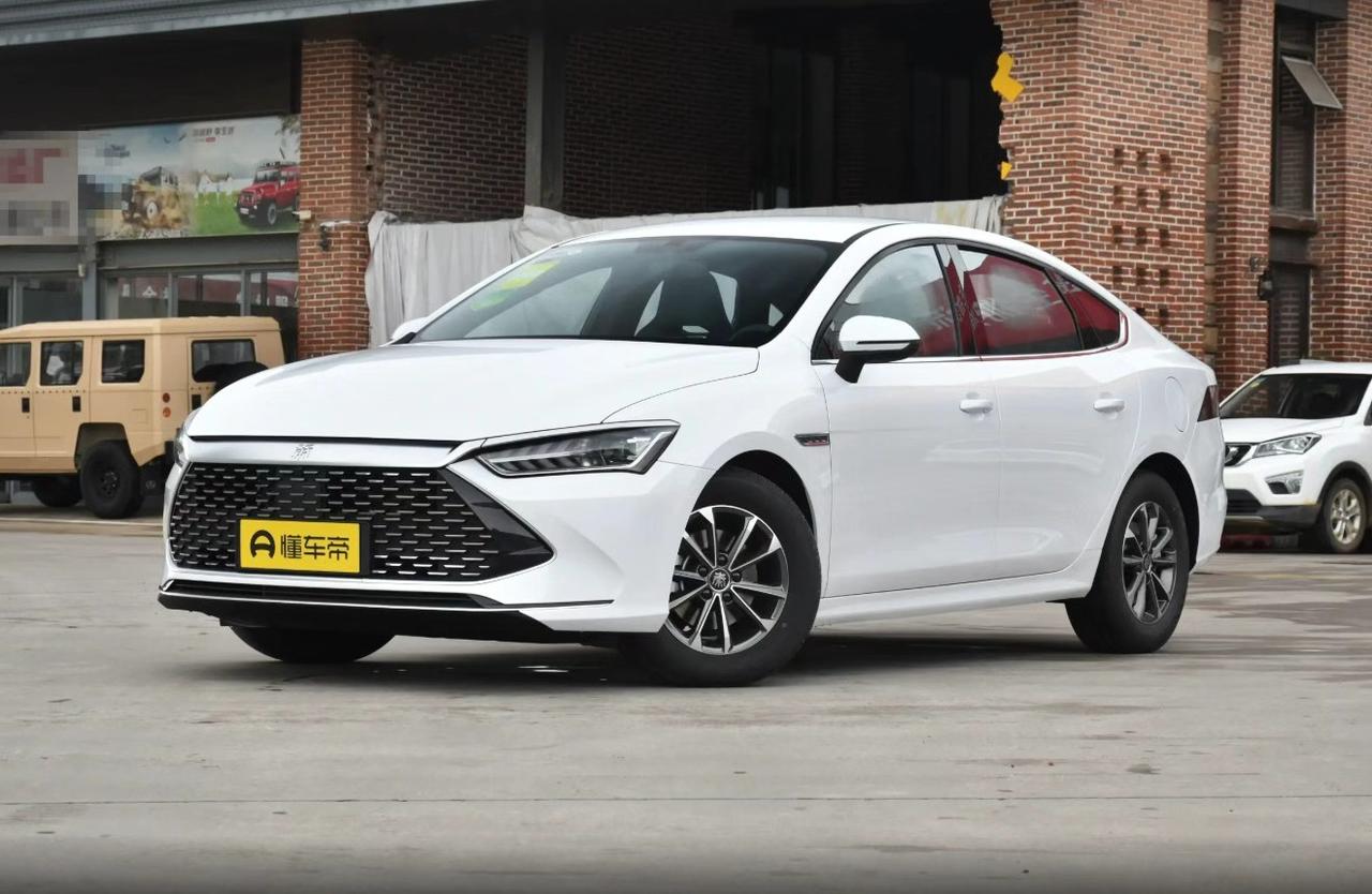 作为常年混迹二手新能源市场的老司机，我必须说：比亚迪秦PLUSDM确实是10万