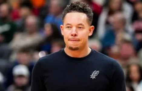 NBA常规赛，马刺客场对阵黄蜂的比赛已经结束。赛后，马刺主帅米奇接受采访时，谈