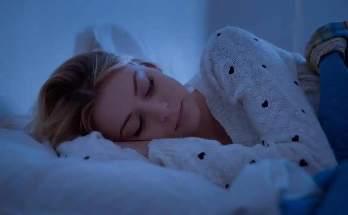 “早睡早起”过时了？医生忠告：过了65岁，睡觉尽量要做到这4点随着年龄的增长