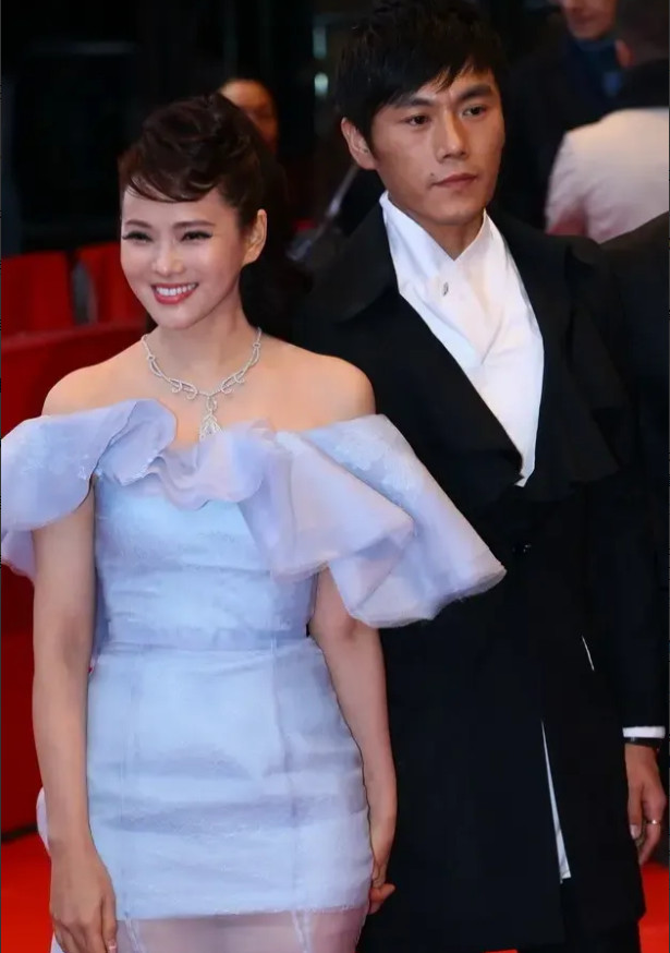 金星问秦昊:“你为什么会喜欢离过婚的伊能静？”秦昊说:“伊能静符合我的择偶标准。