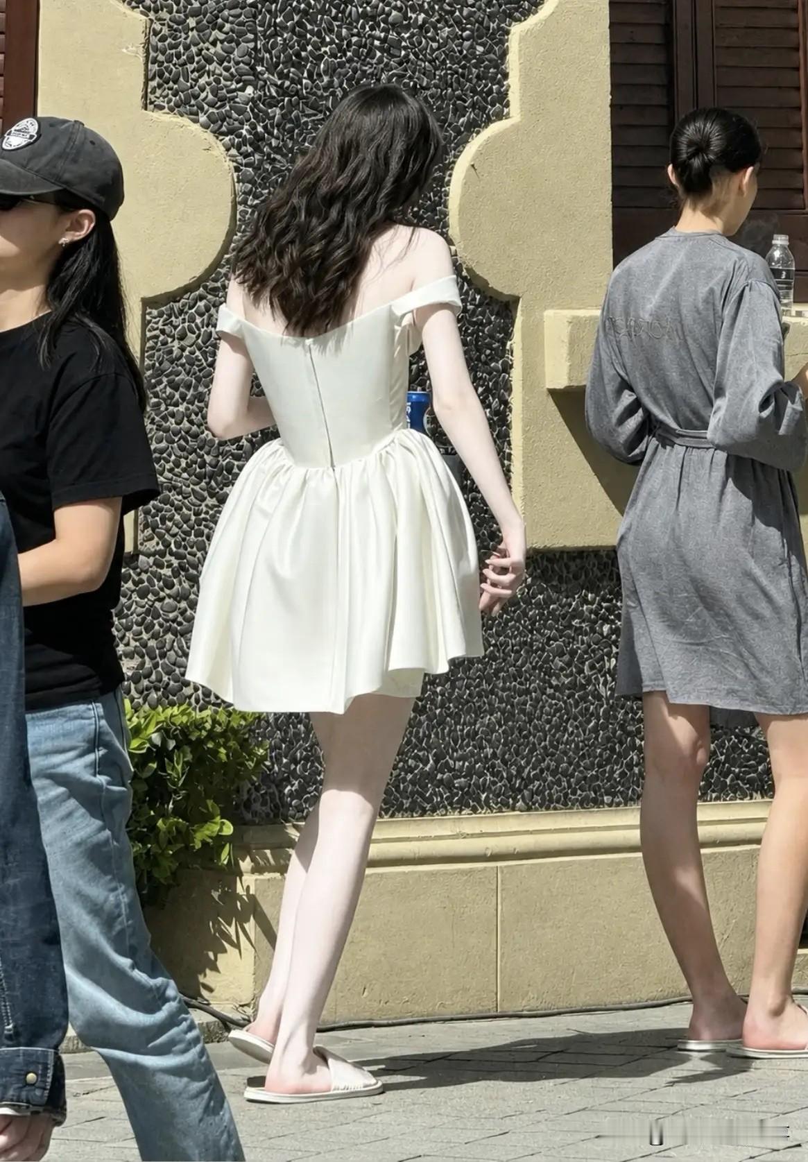 什么才是真正的冷白皮，这也许就是最好的答案吧！