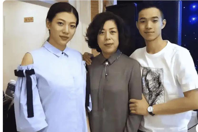 当年嫌弃儿子先天耳聋，狠心将其装进旅行袋遗弃在哈尔滨街头，分文未留。多年后，弃子
