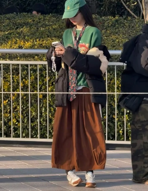 网友上海迪士尼偶遇宋祖儿，私服小鹅好松弛好漂亮