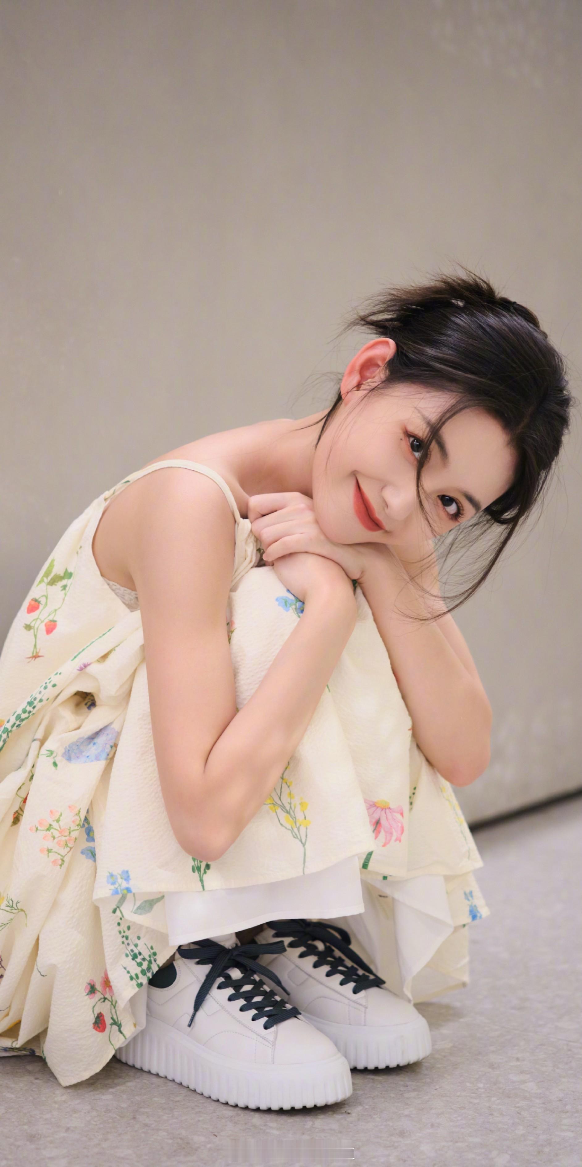 蒋依依碎花吊带甜美可人