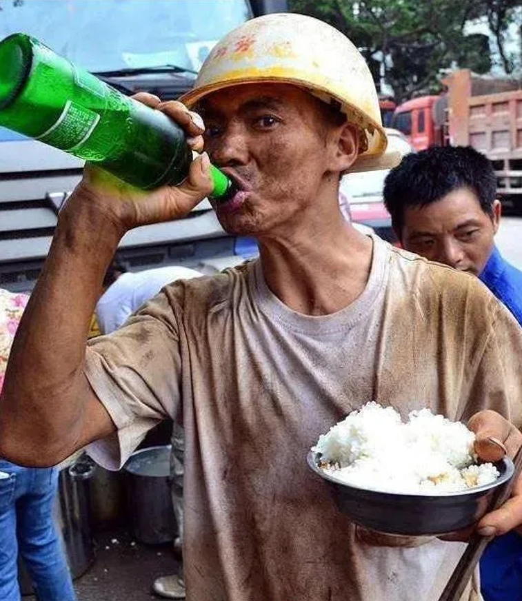 工作以前不懂农民工为啥吃饭时总会喝一瓶啤酒，现在终于懂了！曾经的我，总是纳闷儿